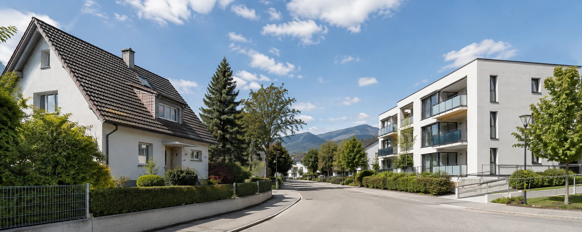 Einfamilienhaus und kleineres Wohngebäude in einer österreichischen Wohngegend